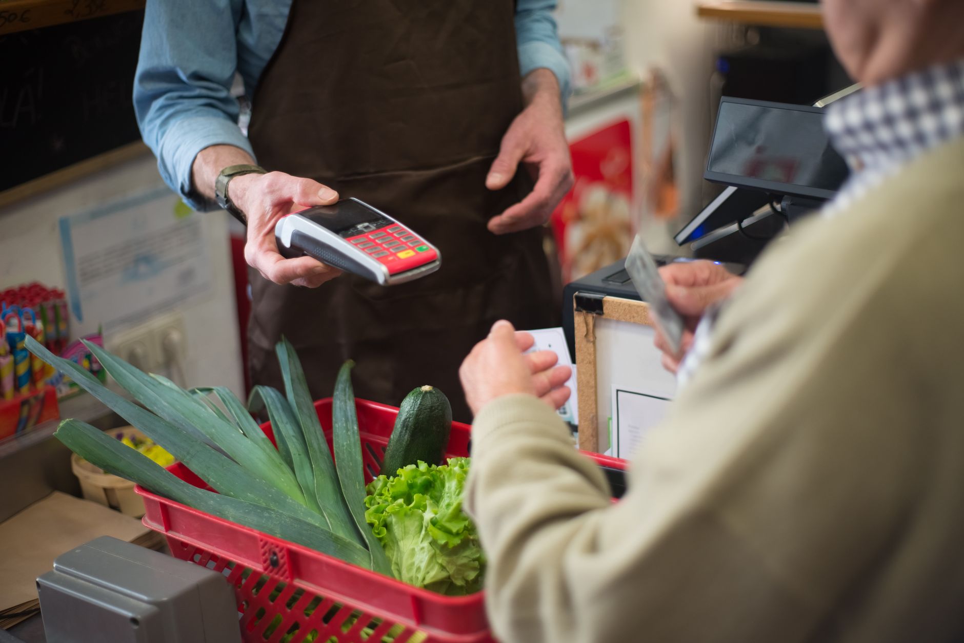 Pagamento com cartão no caixa de um supermercado